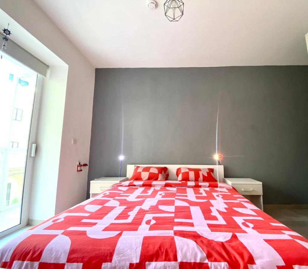 Central Private En-Suite With Balcony In Shared Residence Pieta Bagian luar foto